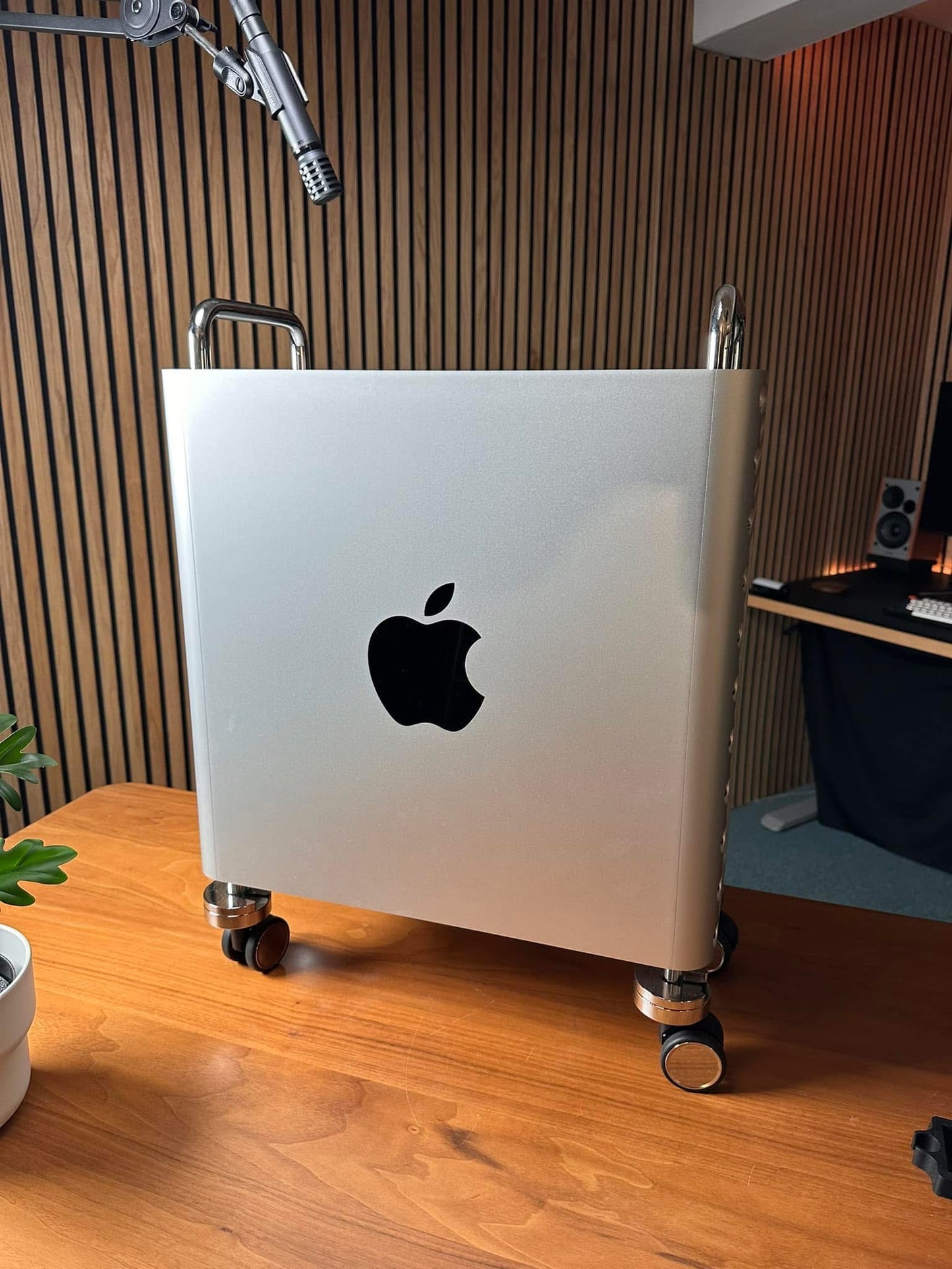 Mac Pro (M2 Ultra, Rackmount) - 128GB RAM/2TB SSD