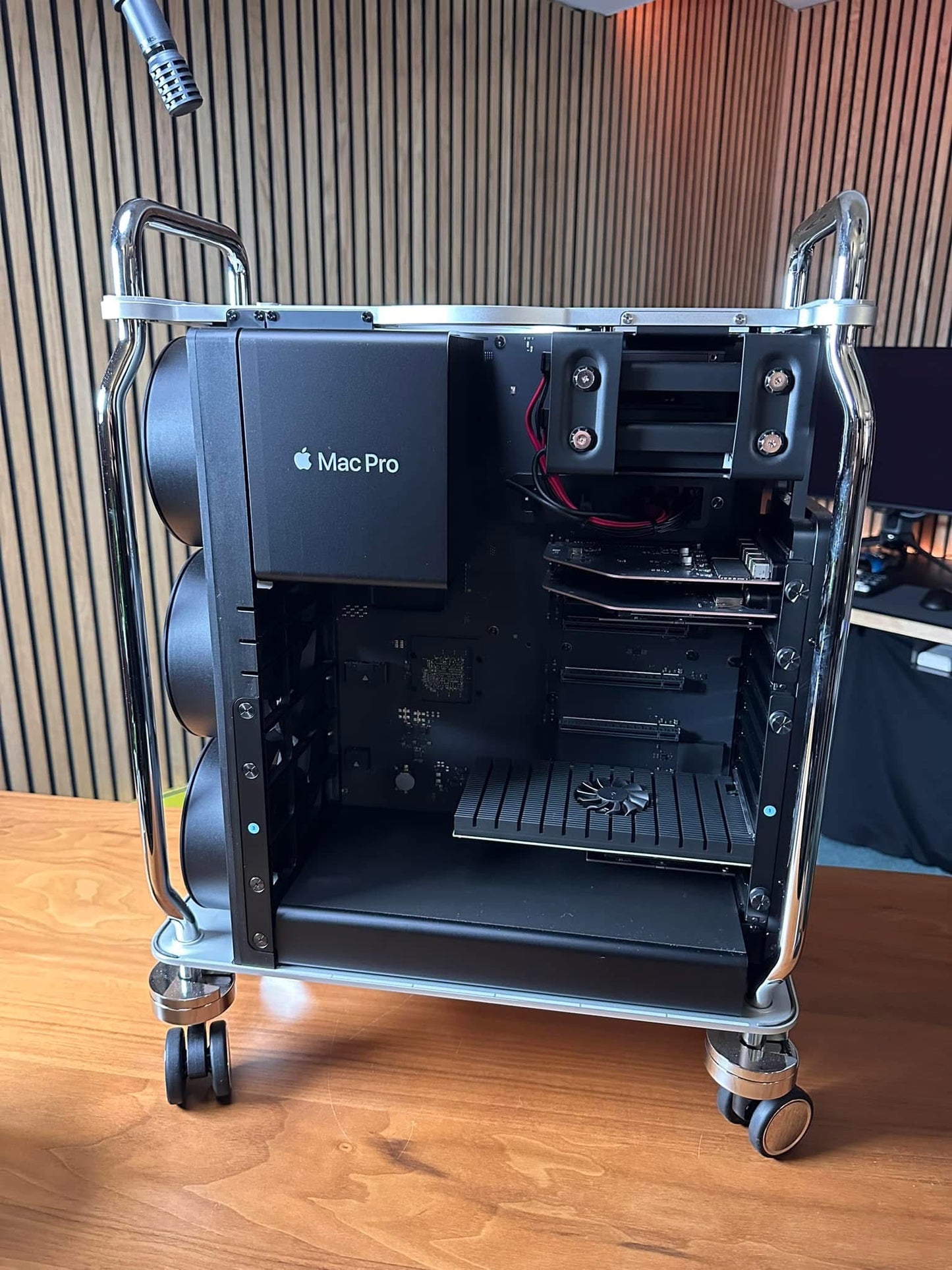 Mac Pro (M2 Ultra, Rackmount) - 128GB RAM/2TB SSD